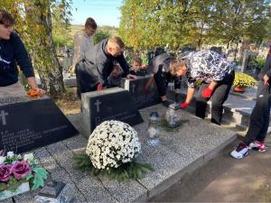 Uczniowie 4T podczas sprzątania grobów żołnierzy na cmentarzu w Błaszkach 1