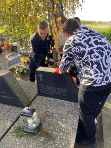Uczniowie 4T podczas sprzątania grobów żołnierzy na cmentarzu w Błaszkach 3